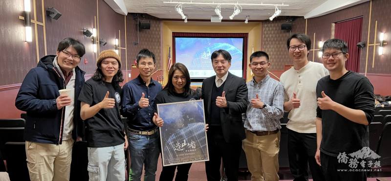 （左起）新英格蘭地區臺灣同學聯合會會長李典璋、李沅臻、林致中、蕭如君、高家富、蔡景全、張傅棠、Andy Wang到場支持放映會