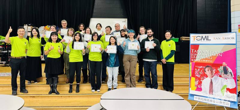 TCML學生，與校長王珍琿、主任葉劉崑、老師詹珂瑜、老師周玉若於秋季班結業式大合照