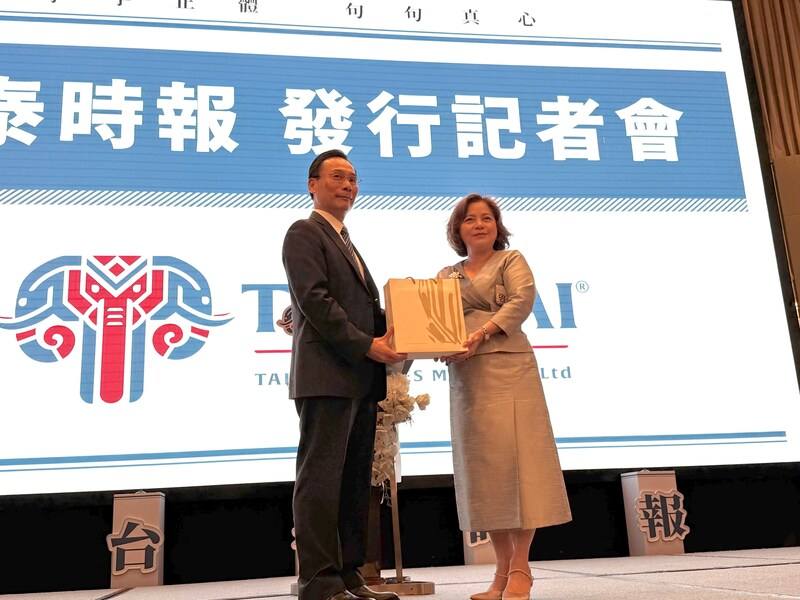 駐泰代表藍夏禮（左）贈送禮物給「台泰時報」共同創辦人張玲琴（右）