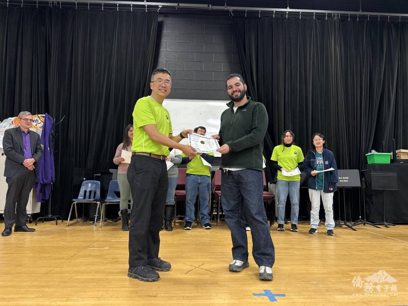 葉劉崑於結業典禮中，嘉勉學生完成2025年秋季班課程並頒發結業證書