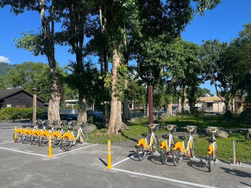 協助光復鄉在馬太鞍溪堰塞湖災害後恢復交通運作，花蓮縣政府與微笑單車以公私協力模式推動YouBike 2.0公益建置計畫，設10處站點、投入150輛公共自行車，第10站「光復糖廠站」啟用。（花蓮縣政府提供）