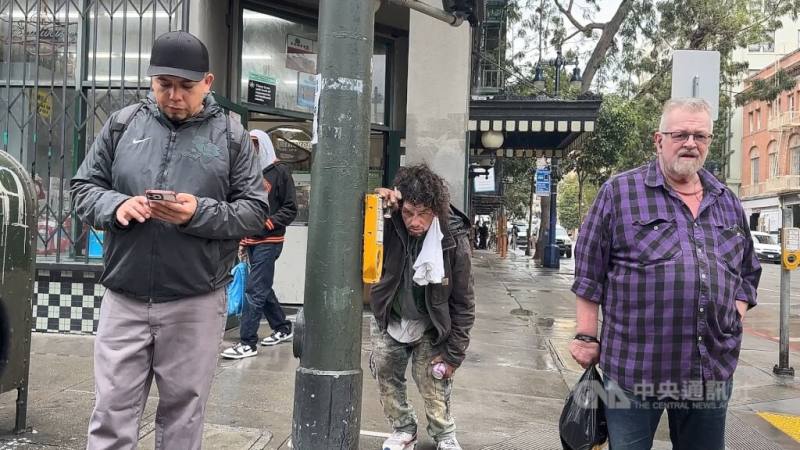 舊金山市區街道上，偶爾會見到像是醉漢的芬太尼成癮者站不穩、或者不自然彎腰的姿勢，是芬太尼危機的具象化