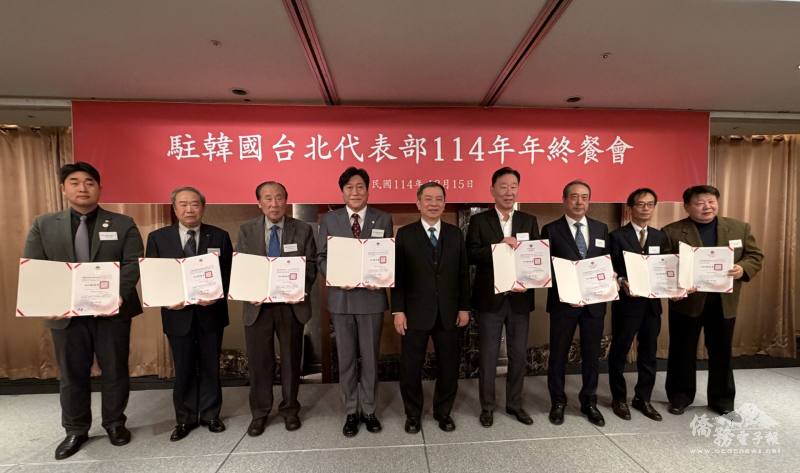 丘高偉代表僑委會委員長徐佳青頒發雙十國慶感謝狀