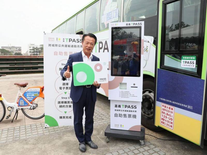 嘉義縣政府公告，「TPASS嘉義799定期票」及「TPASS嘉嘉南999定期票」17日中午12時開放預售，26日正式啟用。圖為日前嘉義縣長翁章梁宣傳TPASS情形。（嘉義縣政府提供）