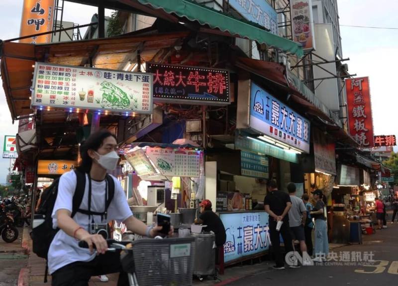 彭博16日報導提到，台北正搖身成為亞洲下一個重要美食之都，最有名的飲料是珍珠奶茶。圖為士林夜市傍晚人潮。（中央社檔案照片）