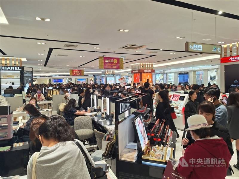 受惠百貨週年慶檔期，5大發卡銀行信用卡11月簽帳金額衝新台幣2847.01億元，較去年同期年增3.87%。圖為遠東SOGO百貨台北店週年慶人潮。（中央社檔案照片）