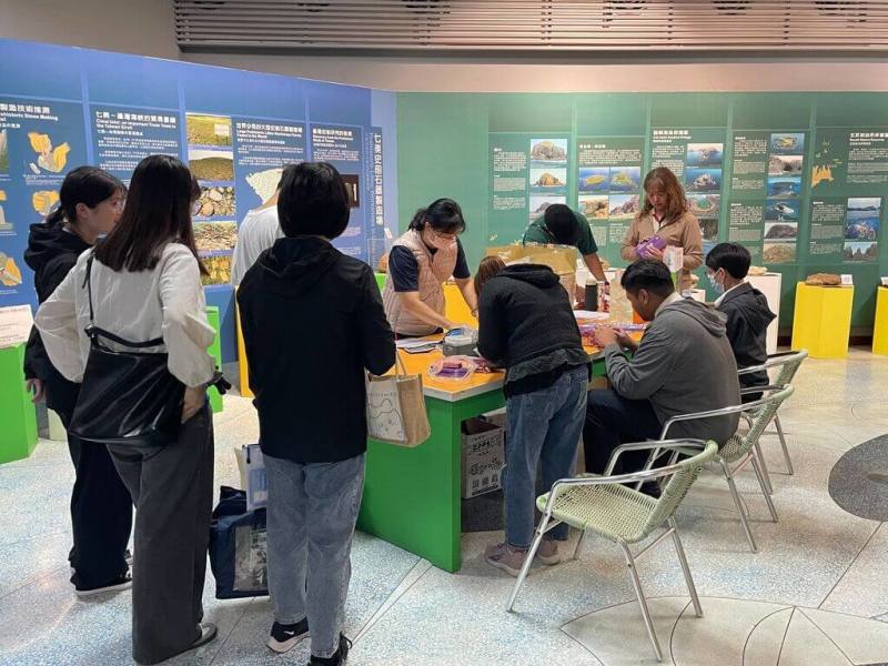 澎湖縣政府為推廣冬季旅遊，11月起推出「2025冬遊澎湖消費券」，截至15日，已逾2萬7000名非澎湖籍旅客兌換，活動將持續至115年1月31日，兌換期限至2月6日。（澎湖湖縣政府提供）