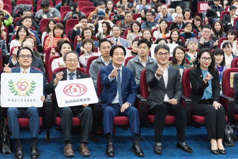 總統與出席人員合影