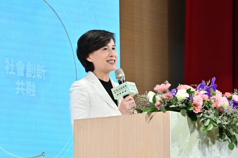 行政院鄭麗君副院長15日出席第8屆「政府服務獎」頒獎典禮