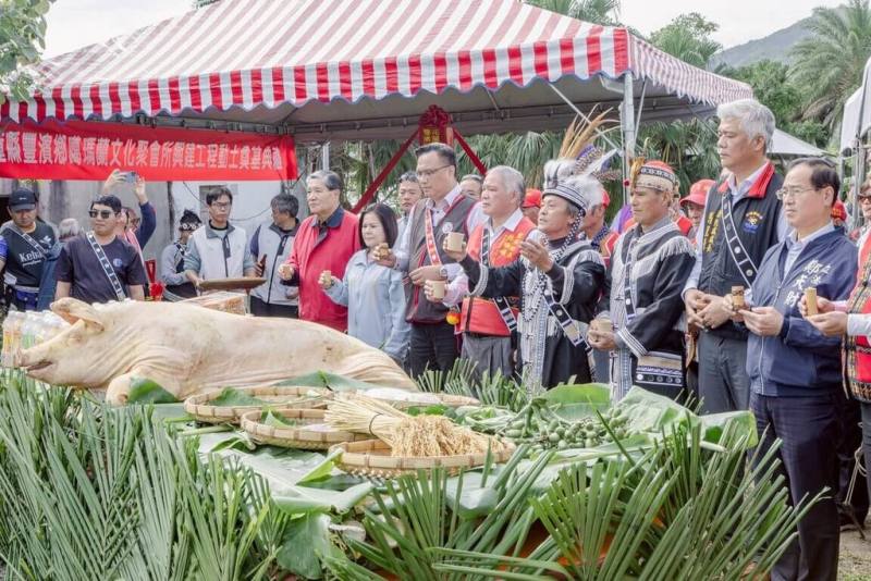 花蓮豐濱鄉公所16日舉行噶瑪蘭文化聚會所新建工程動土典禮，由噶瑪蘭部落頭目依循傳統文化儀式，帶領眾人祈福祝禱，啟動重要文化建設計畫，為部落文化發展揭開嶄新里程。（豐濱鄉公所提供）