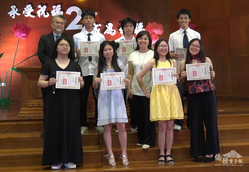 高中畢業生與校長導師合照