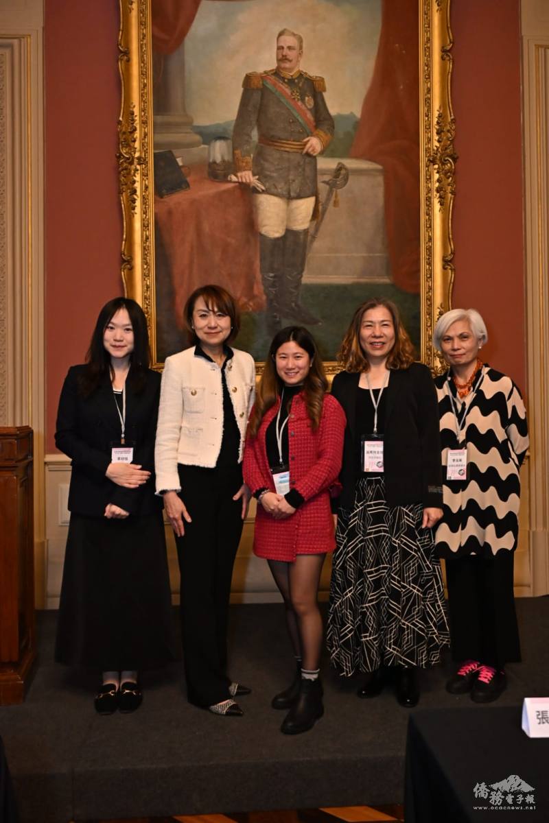 開幕典禮與會貴賓（由左至右為歐總總會長李欣恬、駐葡萄牙代表處大使張亞光、歐青會長陳妍、駐西班牙貿協主任呂秀玲、以及僑務委員李玉英）