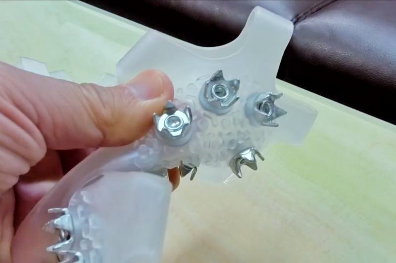 隨季節轉變，近期出國滑雪旅客增加，航空警察局提醒，防滑釘爪鞋套上有尖銳金屬，可能被轉換成攻擊性武器，屬於管制危安物品，須放置於託運行李內，不可手提上機