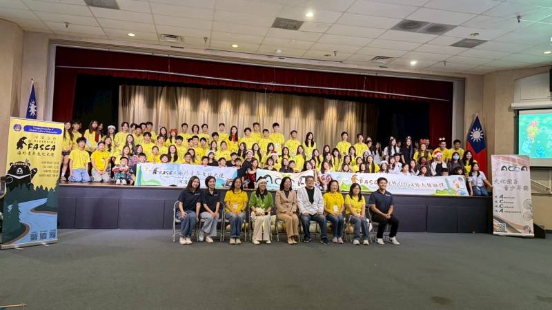 FASCA Mentor Katrina Yang, Ashley Lin, Irene Wang, Amy Huang, LA Culture Center Director Jane Chung, OCAC Council member Steve Hsieh, FASCA Mentor Peggy Han, Marian Liu, Matthew Chang (from left to right)