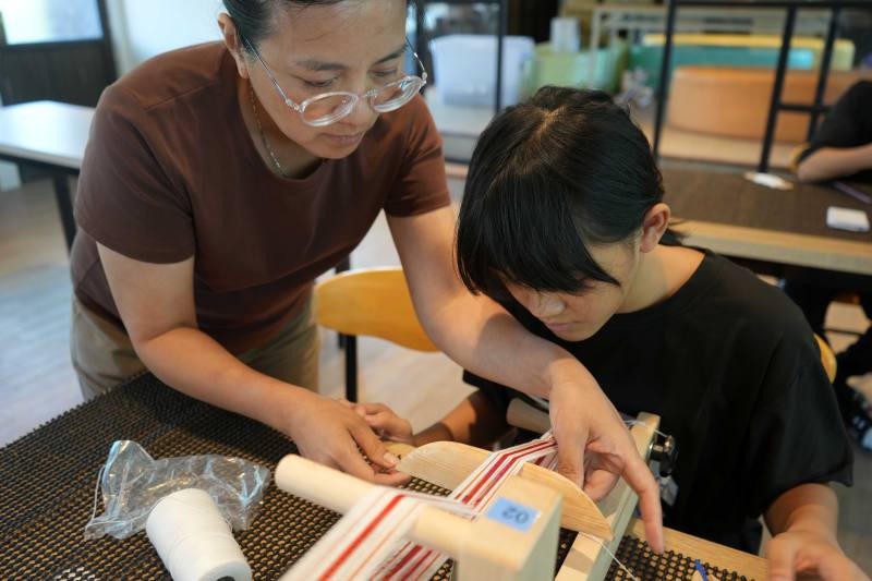 玉東國中以編織工藝課程，帶領學生台灣原住民族的傳統織布文化，體驗從圖騰到數學、從工藝到創意的跨域學習旅程。