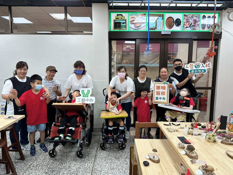 惠明盲校以多感官體驗引導視障與多重障礙學生透過觸覺「看見」形體之美，並以自然媒材創作展現純粹而自由的創造力。