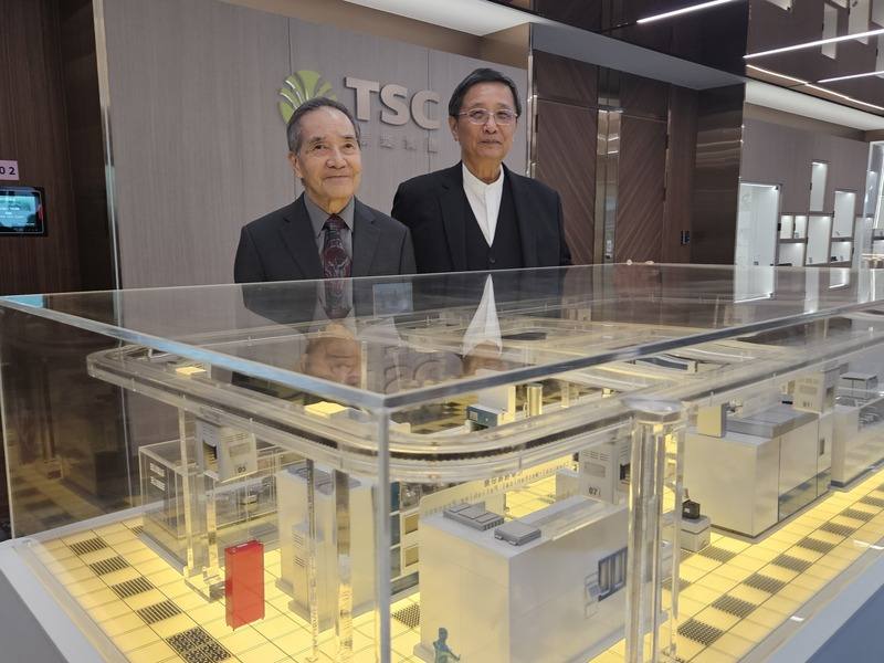崇越科技董事長潘重良（右）與清華半導體研究學院院長林本堅16日宣布雙方深化產學合作，崇越捐贈3座半導體模型給清華大學半導體研究學院，協助教學展示與研究推廣。
