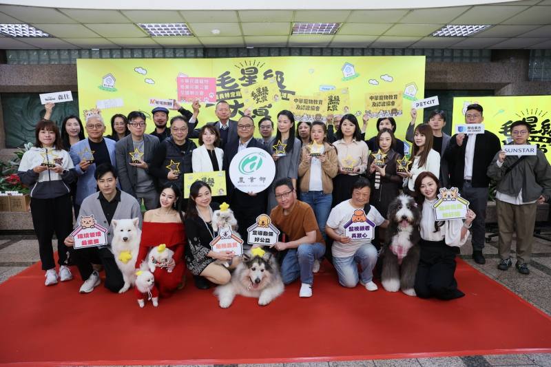 現場出席的得獎店家、飼主代表及各界貴賓進行大合照