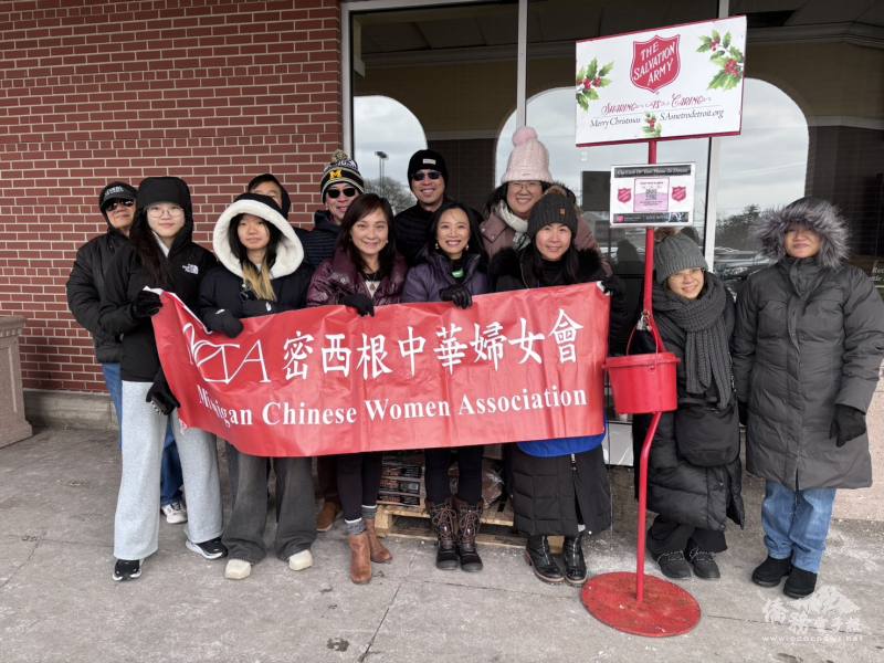 密西根中華婦女會再度參與美國歷史悠久的 Red Kettle Bell Ringing 紅色水桶募款活動