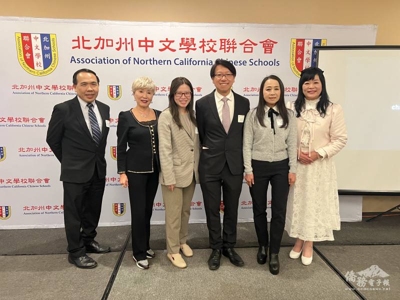 會長傅其俊(右三)與副會長廖琇菁(右一)與貴賓合影