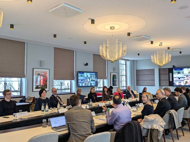 中山大學與倫敦大學亞非學院（SOAS）積極推動一年，15日正式簽約，啟動台英之間第一個碩士雙聯學位學程，簽約前雙方舉行會議，回顧磋商過程並展望未來，台灣方面有駐英國代表姚金祥在倫敦實體與會。