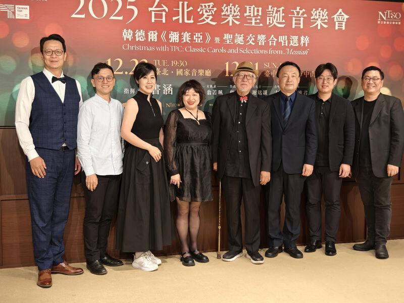 首頁 / 文化
台北愛樂合唱團攜手國台交　耶誕音樂會唱彌賽亞
2025/12/16 13:28（12/16 13:41 更新）
台北愛樂合唱團攜手國立台灣交響樂團將推出「2025台北愛樂聖誕音樂會」，聲樂家謝銘謀（左起）、林義偉、翁若珮、林慈音；台北愛樂合唱團藝術總監杜黑、國立台灣交響樂團團長歐陽慧剛、客席指揮楊書涵以及台北愛樂合唱團音樂總監古育仲共同參與。
