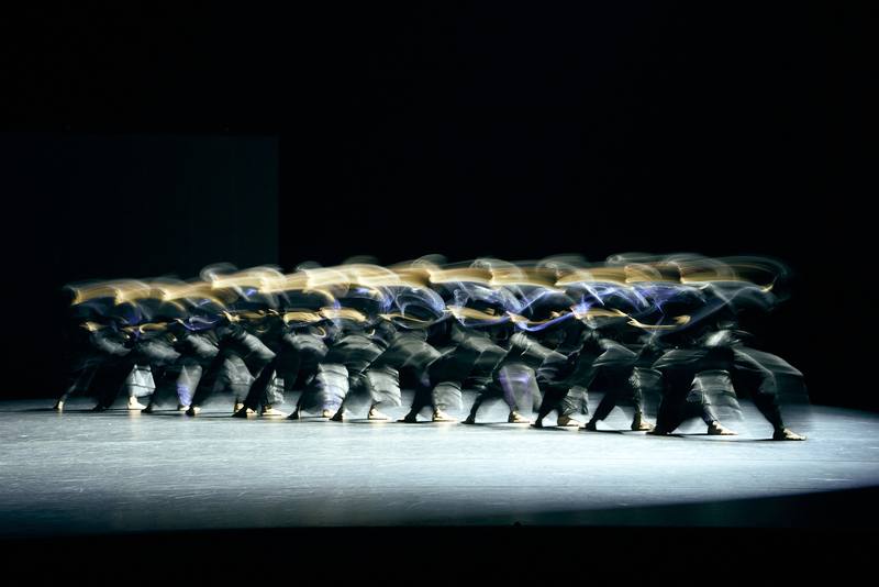 睽違16年，雲門舞集重返日本舞台，13日於橫濱KAAT神奈川藝術劇場演出舞作「波」，吸引逾百名國際藝術家與策展人等共同觀賞。（雲們舞集提供，菅原康太攝影）