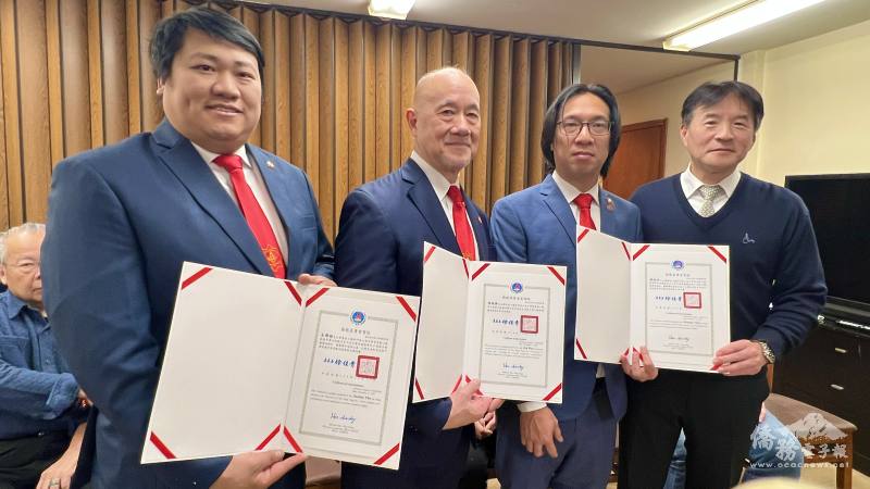 波士頓文教中心主任高家富（右起）代表僑委會，送上感謝狀、賀狀給波士頓洪門志工堂的譚偉明、胡振勝及朱耀鐘。
