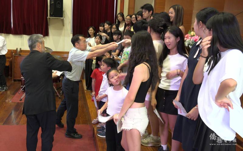 僑務秘書丁健民頒發正體漢字文化獎