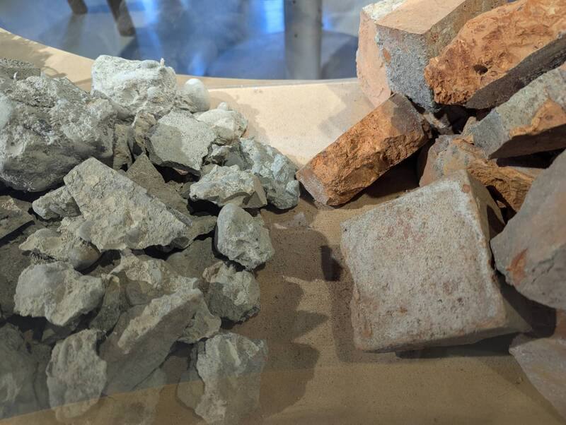 環境部16日在台北舉辦「營建循環再設計展」記者會，期盼透過加強營建土石方精準分類及再利用，達到建材總量約9成以上的循環。圖為展出的營建剩餘磚塊及水泥塊