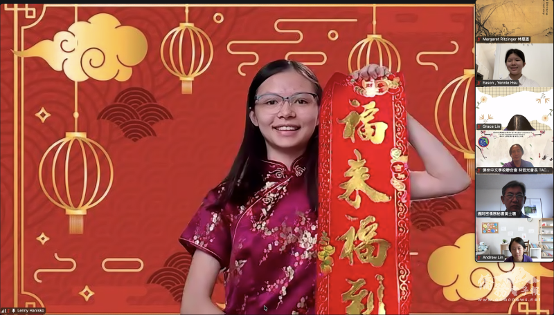 朗讀比賽頒獎典禮Lenny Hanisko 江玴欣，朗讀時特別穿旗袍拿春聯朗讀元旦