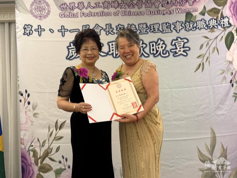 名譽會長斯碧瑤（右）頒當選證書給新任會長林月嬌（左）