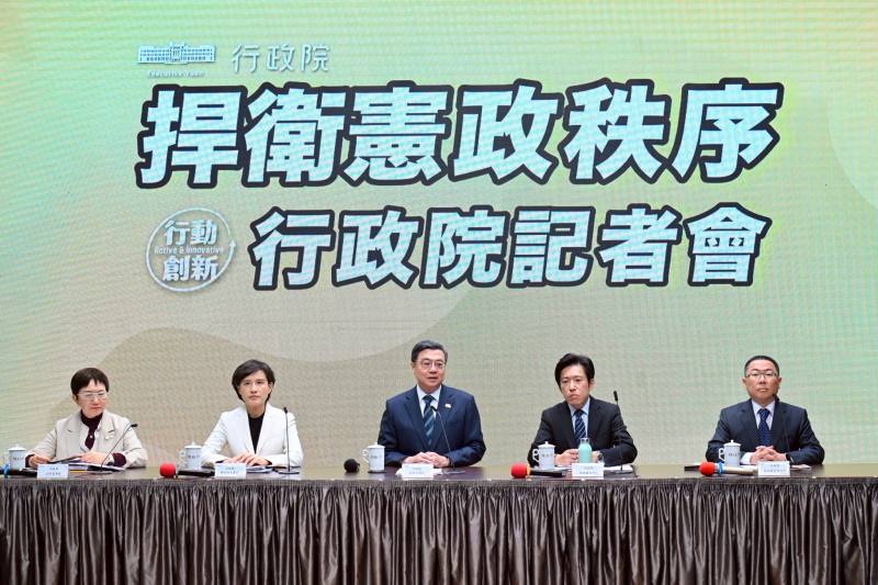 行政院長卓榮泰15日召開「捍衛憲政秩序 行政院記者會」