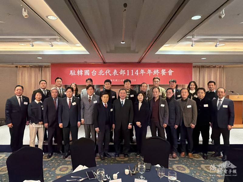 丘高偉及副代表郭秋雯與僑界出席代表合影