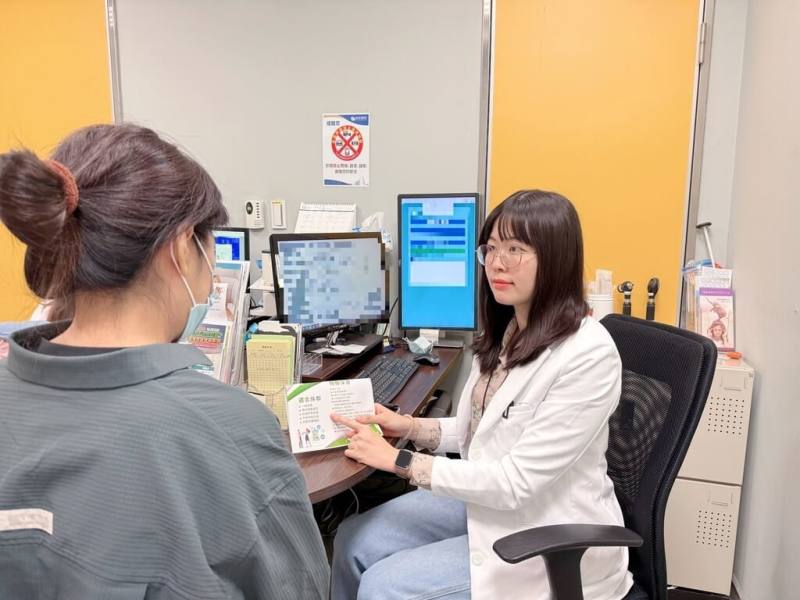 長安醫院神經內科醫師林映藍15日提醒，家中長輩若出現不明原因疲倦、手腳麻木刺痛、走路姿態異常等，有可能是B12缺乏，應及早就醫釐清。（長安醫院提供）