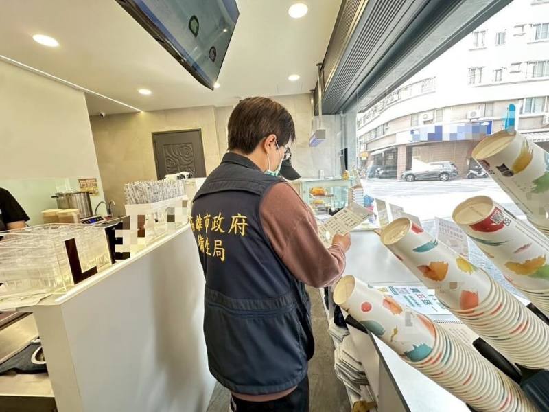 高雄市衛生局16日公布市售現場調製飲品咖啡因稽查結果，此次稽查36家連鎖手搖飲、超商及速食店等業者，結果全數合格，36家業者均依規定標示咖啡因含量。（高雄市衛生局提供）
