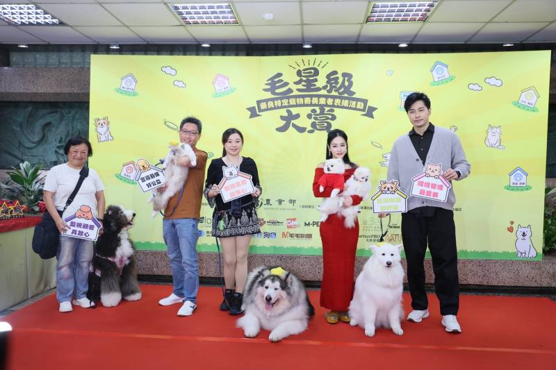 現場出席的飼主代表及毛孩進行合照