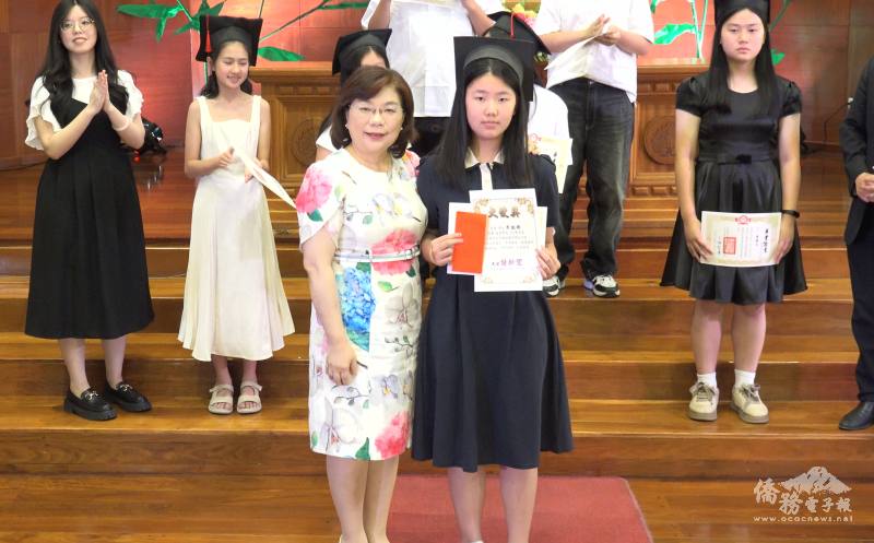 駐阿根廷大使謝妙宏頒發成績優異獎