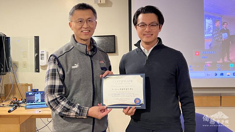 新英格蘭大波士頓台灣商會會長王志維（左）送感謝狀給醫師靳嚴博博士