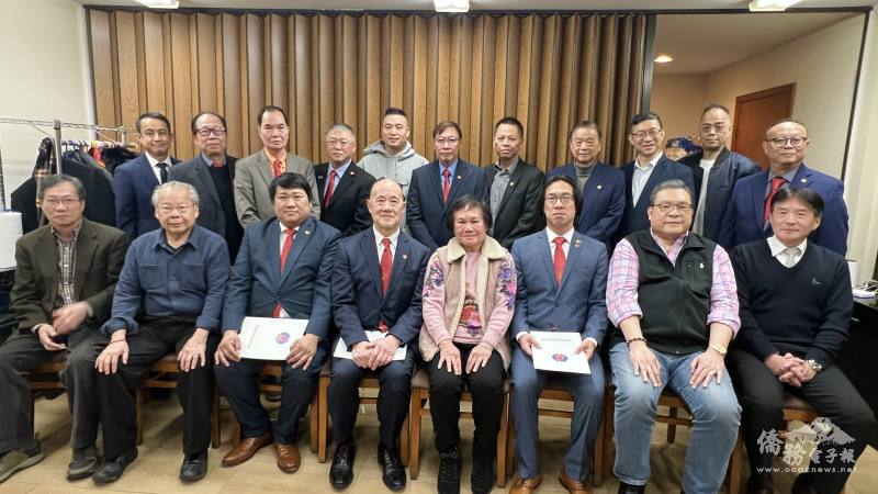 波士頓洪門致公堂新屆職員就職典禮，嘉賓與職員合影。