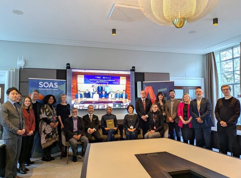 中山大學與倫敦大學亞非學院（SOAS）15日簽約，啟動台英之間第一個碩士雙聯學位學程，SOAS校長哈比（坐中）、駐英國代表姚金祥（坐左2）在倫敦出席儀式，SOAS方面由哈比代表簽約。