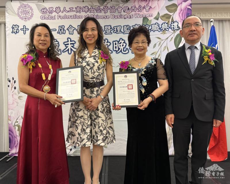 朱怡靜（左二）、尤正才（右一）頒發委員長徐佳青感謝函給卸任會長范徳宜（左一）、賀函給新任會長林月嬌（右二）