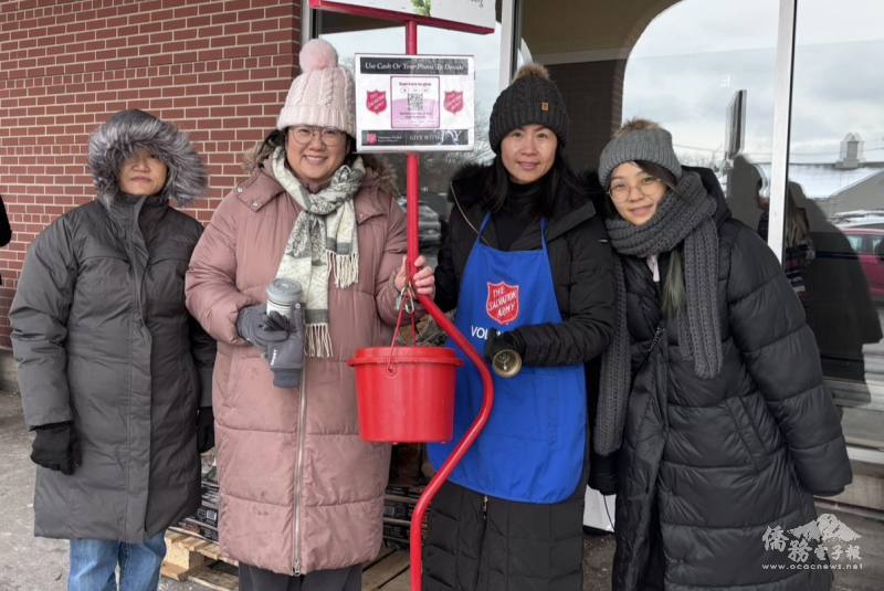 婦女會理事與眷屬以燦爛笑容與滿腔熱情，在募款點敲響鈴鐺，邀請路過民眾一同響應捐助