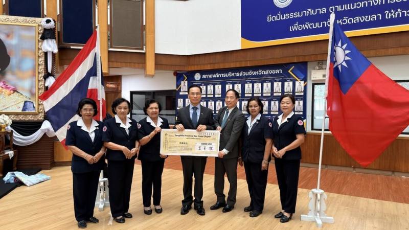 泰國南部洪災重建工作正持續進行，駐泰代表藍夏禮代表政府親赴泰南，捐贈5萬美元（約新台幣157萬元）給宋卡府紅十字會。（駐泰代表處提供）