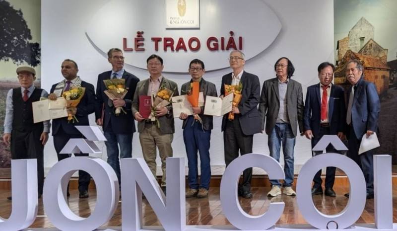 越南作家協會15日舉辦第三屆「浪左」詩歌頒獎典禮，頒發「文學貢獻獎」給9位貢獻國際文學交流的作家，台文筆會現任會長陳明仁（中）、前任會長陳正雄（右4）及現任秘書長蔣為文（左4）獲獎，為台灣作家首次獲此殊榮。（蔣為文提供）