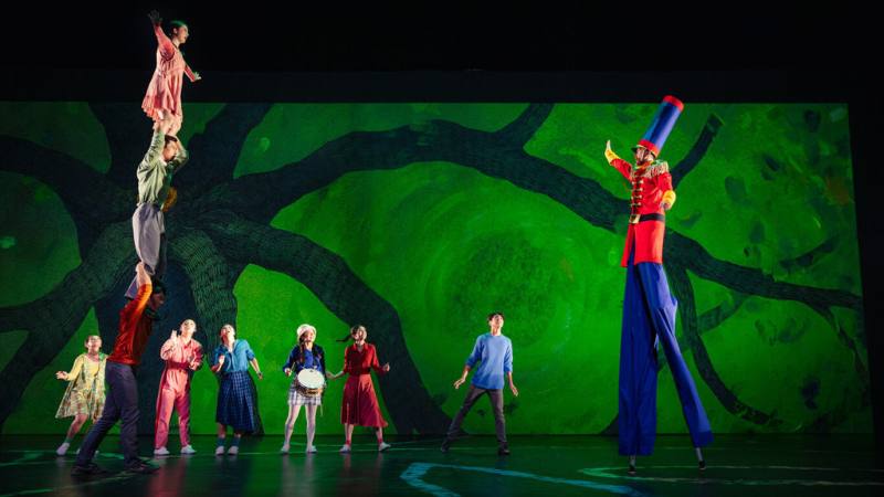 由藝術家林懷民、幾米與FOCASA馬戲團跨界合作的作品「幾米男孩的100次勇敢」，將在2026年大年初三前進台中圓滿戶外劇場演出。（FOCASA馬戲團提供）