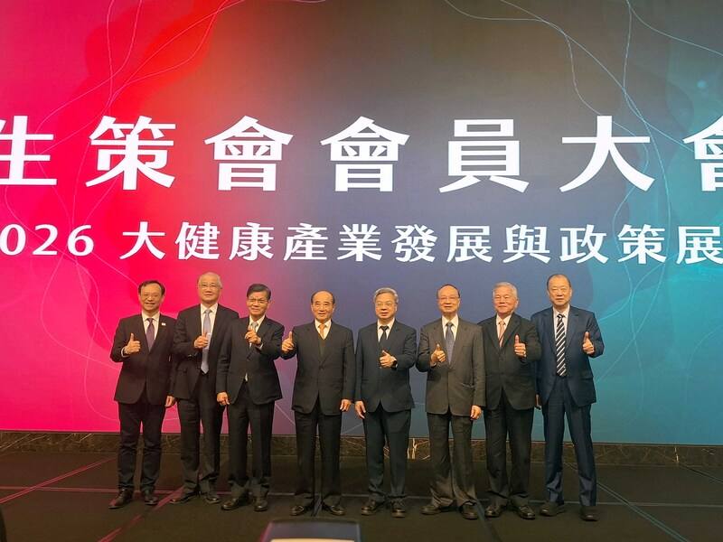 生策會16日舉辦會員大會，衛福部長石崇良（左1）、生策會長翁啟惠（左3）、生策會創辦人王金平（左4）、經濟部長龔明鑫（右4）等人出席活動。