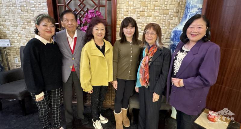 橙縣文教中心主任蕭蓓如（右3）感謝傳統週召集人（左起）張欣珠、呂耀勳、林翠雲、徐湛生及黃河芬主辦活動成功推廣臺灣文化