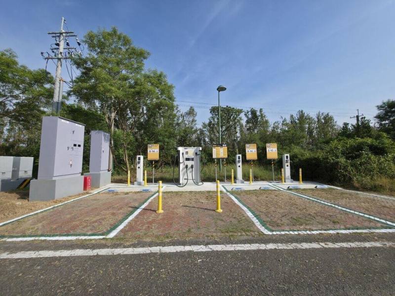 台南市政府推動淨零轉型，預定在全市37個行政區202處站點設置電動汽車充電樁，已陸續完工啟用營運。（台南市政府提供）