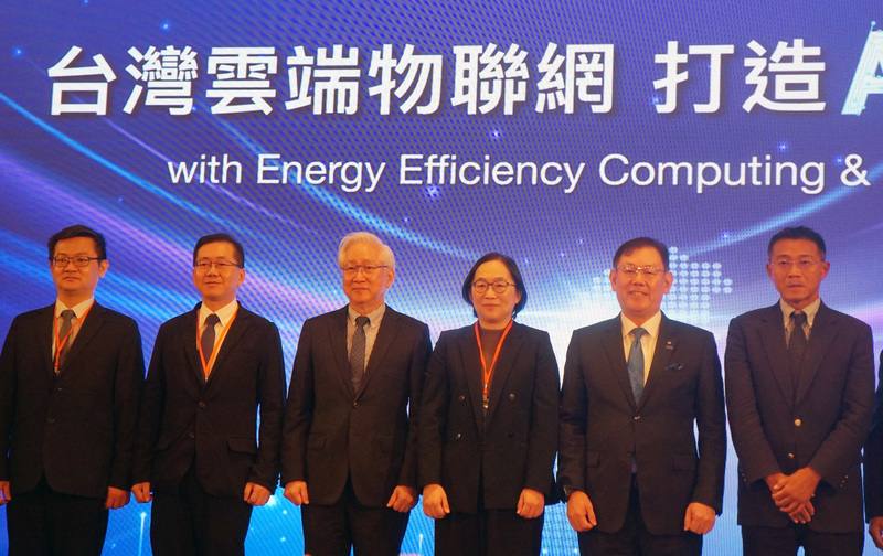 台灣雲端物聯網產業協會17日舉行2025年度會員大會，台灣雲協理事長吳政忠（右4）、數發部次長侯宜秀（右3）等人出席。